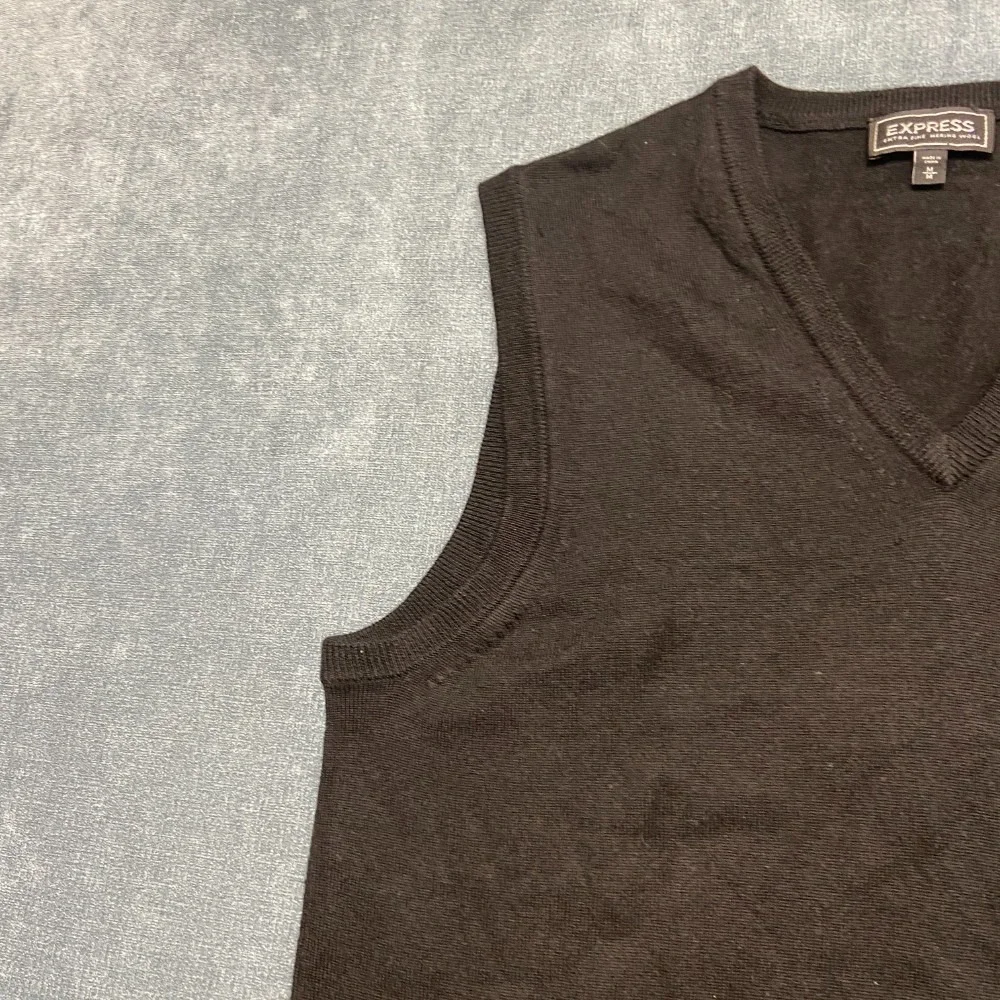 Express Extra Fine Merino Wool Sweater Vest Mens Medium Black V Neck Ribbed Hem